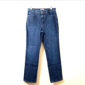 NWOT Lee Classic Fit Straight leg - At the Waist